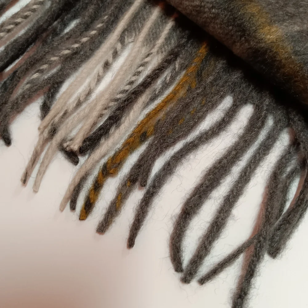 NEW Pure Cashmere Wool Gray Plaid Scarf/Muffler w/ Fringed Edges